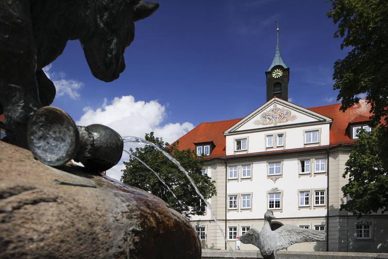 Marktbrunnen mit Rathaus