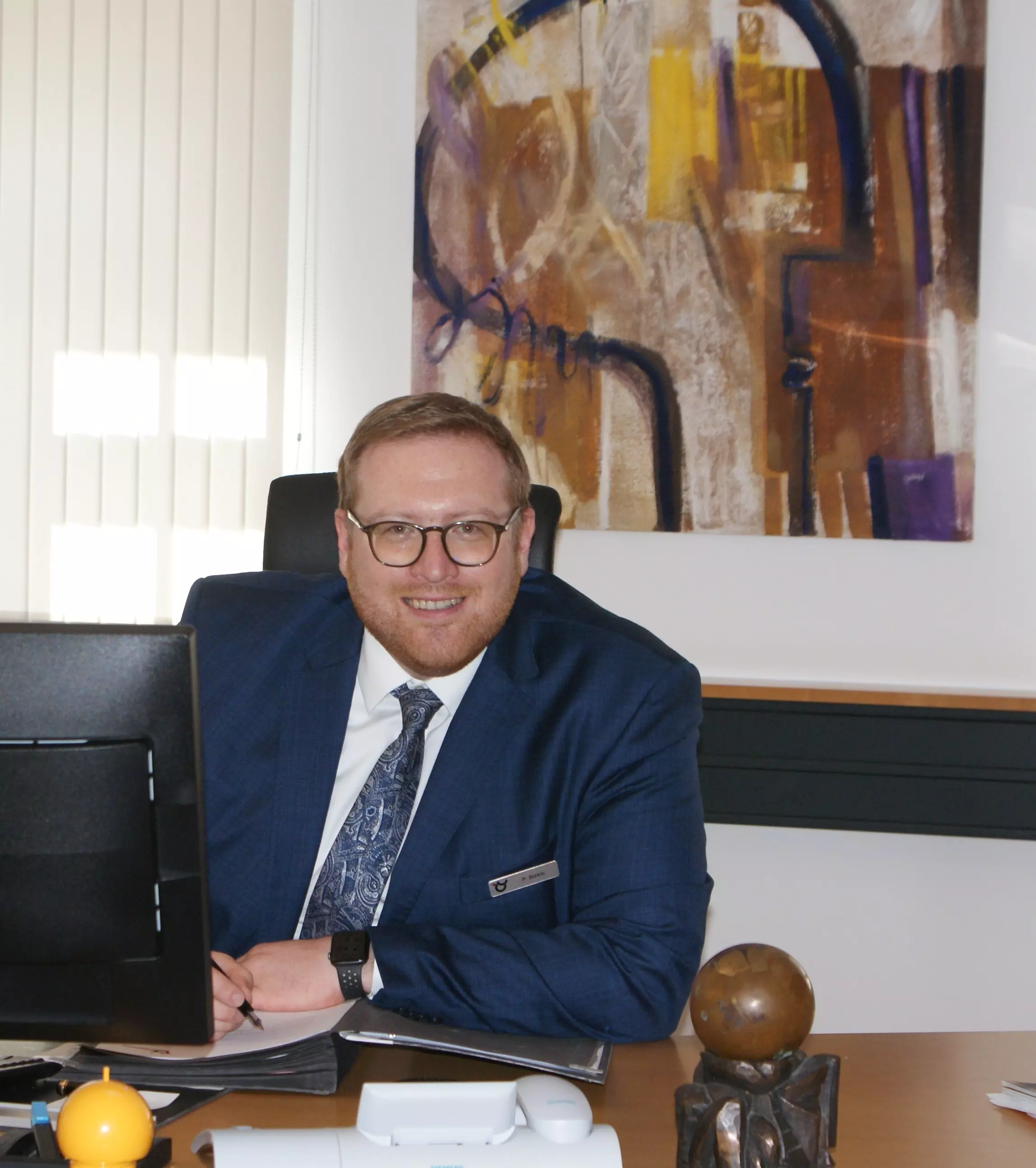 Bürgermeister Philipp Bürkle am Schreibtisch